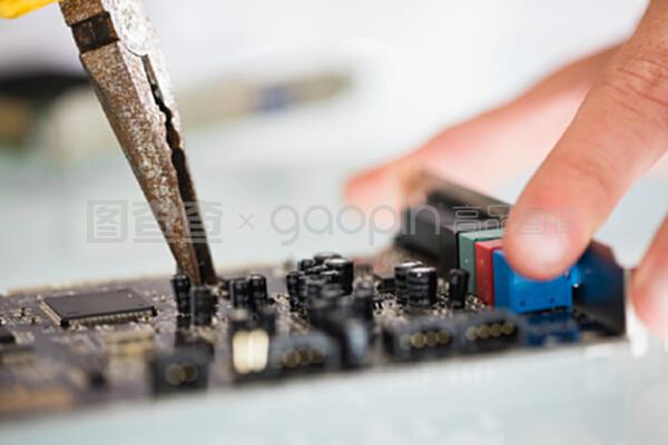 毫厘之間的藝術 計算機維修中的精細操作